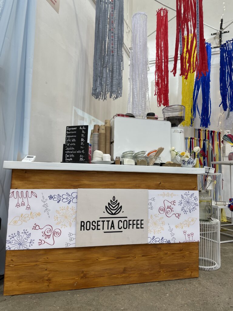 Rosetta Coffee stánek s pestrými barvami.